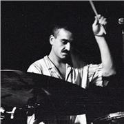 Maestro di batteria impartisce lezioni in studio privato